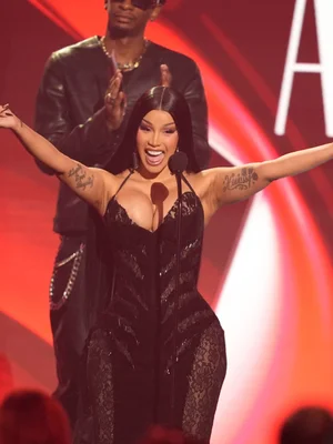Cardi B vướng tin hẹn hò với “thủ môn đẹp trai” Maduka Okoye của Nigeria… ngồi cạnh trong thời trang tuần?