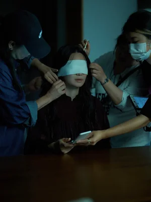 ¡Shin Min-a, Kim Nam-hee y Lee Seung-ryong se afanan a por ‘Ojos’ para su gran acción de 1,3 millones de espectadores! ¡Se revelan fotos tras las cámaras!
