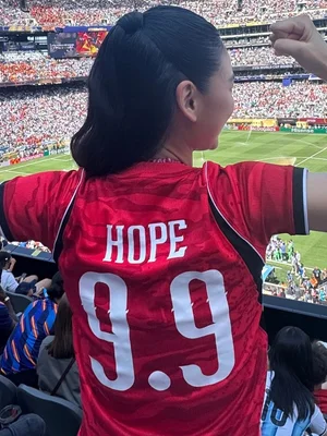 鄭浩妍現身2026北美洲世界盃決賽……把「HOPE」藏進球衣展現全球感度