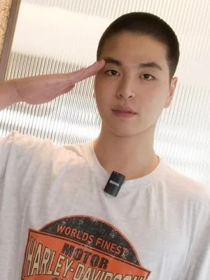 Koo Jun-hoe, de iKON, muestra su cabeza rapada antes de alistarse el día 11