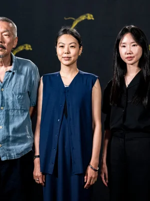 Kim Min-hee Captured at Her First Official Public Appearance After Giving Birth… Hong Sang-soo’s 35th Film “There’s Nowhere for Your Eyes to Rest”