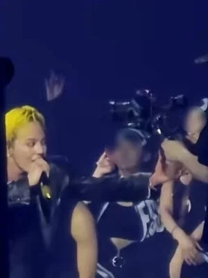 «G-Dragon ha salvado a mi marido»: G-Dragon evita que un cámara caiga 2 metros del escenario durante el concierto del 20.º aniversario de BIGBANG