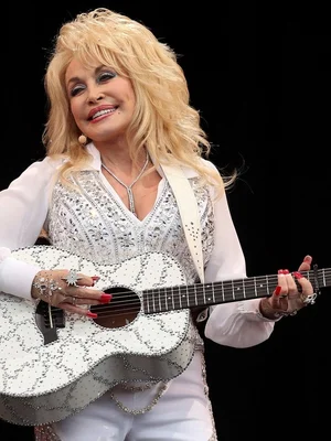 Muere a los 80 años la reina del country Dolly Parton; Trump ordena izar las banderas a media asta durante una semana