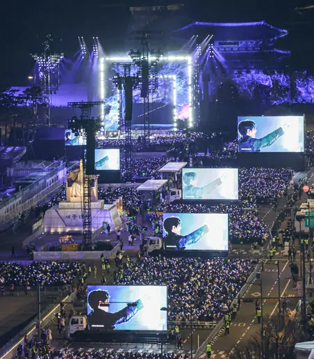 フォト＆] BTS、紫の光に染まった光化門コンサート…世界へ届けた