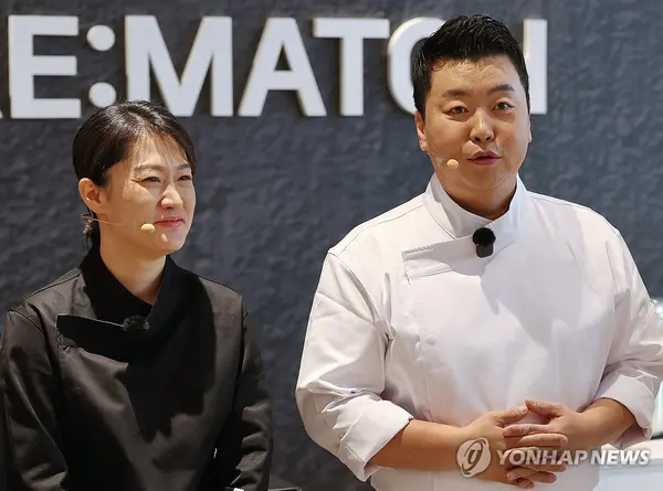 Chef Jung Ho-young and Chinese Witch competing in the culinary battle_15th at Hanssem Flagship Nonhyeon in Gangnam, Seoul 'Black and White Chef Rematch' scene