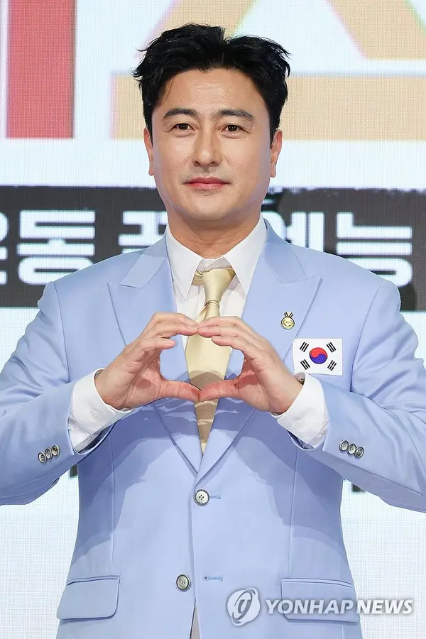 포즈 취하는 안정환