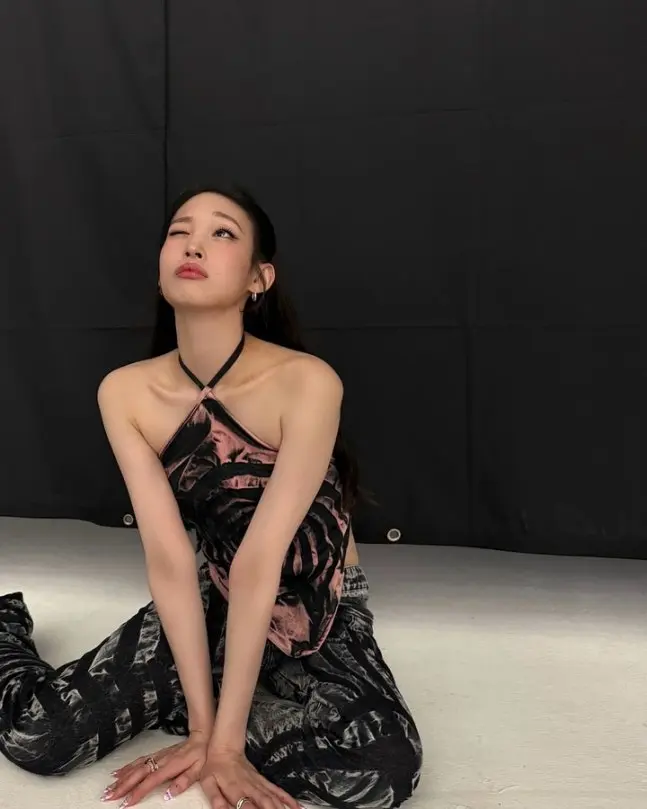올데프 애니의 파격적인 백리스 룩 [애니 SNS] 