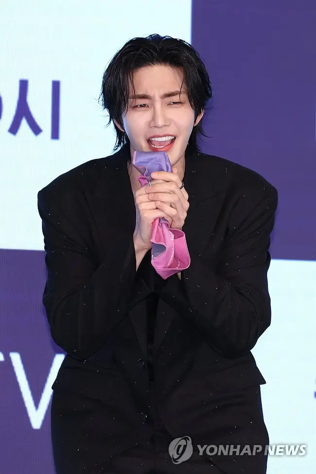 아이돌 밴드 보컬 도라익 역의 김재영