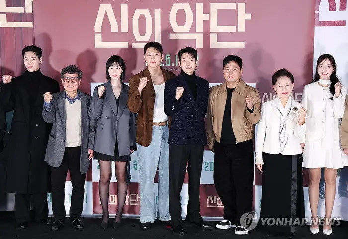 左から俳優ハン・ジョンワン、ムン・ギョンミン、コ・ヘジン、チョン・ジヌン、パク・シフ、ソ・ドンウォン、チェ・ソンジャ、シン・ハンギョル