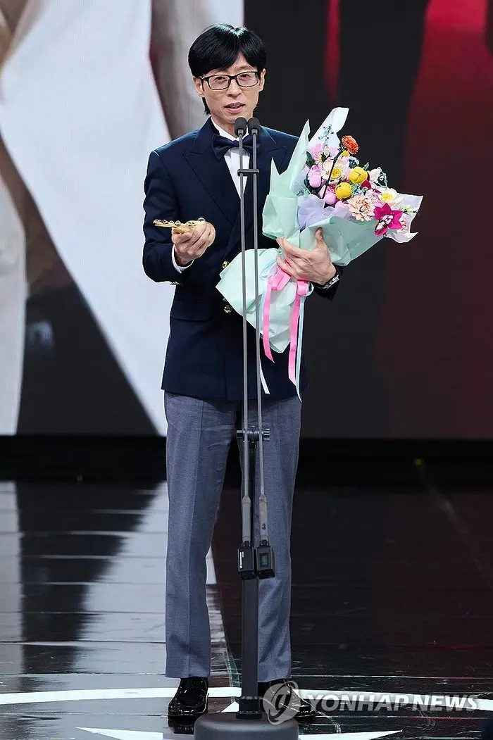 Yoo Jae-suk exprimant ses remerciements après avoir remporté le prix principal
