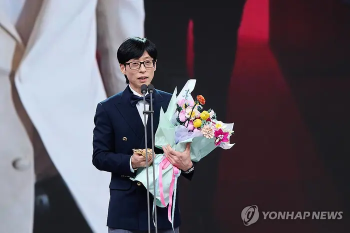 Yoo Jae-suk levant haut le trophée du prix principal dans un moment glorieux