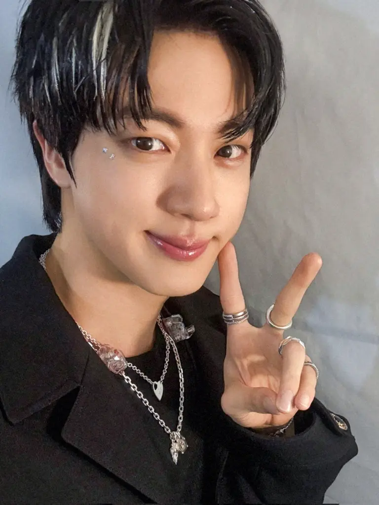 BTSジンがライブ放送で着用したサングラス完売、ファンとの再会に笑顔