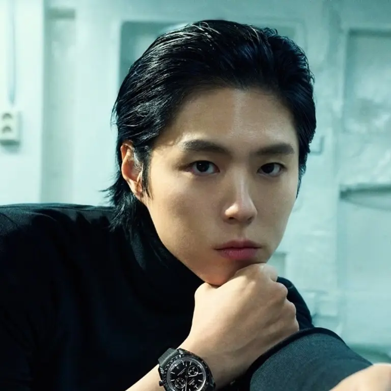 フォト&] パク・ボゴム、漢江の夜を照らす独特なシルエット…GQ 1月号