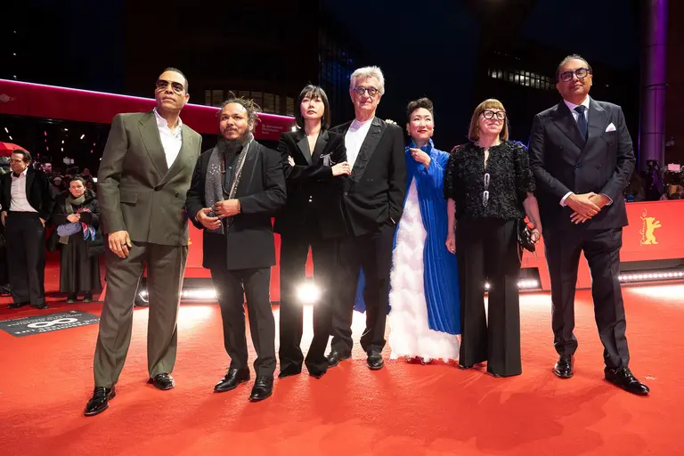 Before the awards ceremony on the 21st (local time), jury chair Wim Wenders and jury member Bae Doona (left)