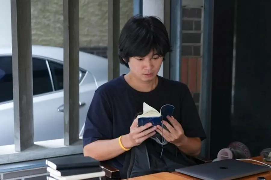 몰스킨 노트에 기록된 글은 '비밀'이라고 했다