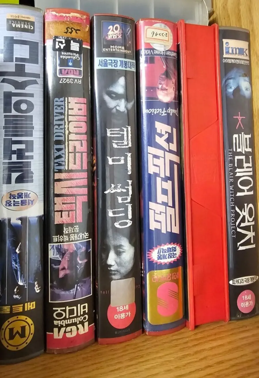 폐업하는 비디오가게에서 줍줍한 VHS가 언젠가 다시 빛을 볼 날이 있을까.