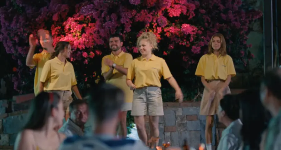 소피의 어린 시절은 macarena 등의 곡으로 90년대임이 묘사된다. 그래서 튀르키예가 아니라 당시 국가명이었던 터키로 표기한다.