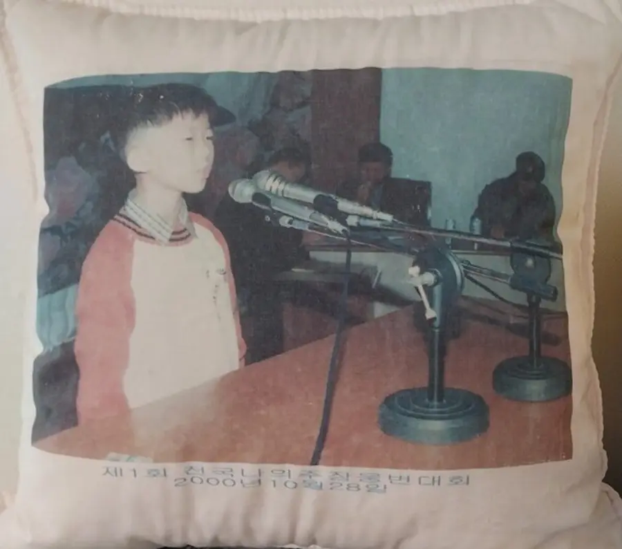 맙소사! 2000대 유물이다. 남편의 얼굴이 박힌 쿠션. 이 또한 추억이 가득하다.