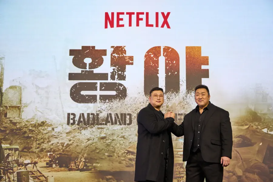 허명행 감독과 배우 마동석. 사진제공=넷플릭스
