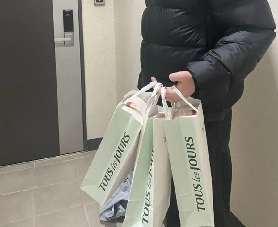 이사 온 기념으로 롤케이크 3개를 구입했다. 옆집, 아랫집, 윗집 인사를 가기 위해. 사실 윗집에 주는 롤케이크에는 하나의 의미가 더해졌다. 바로 ‘염탐’.