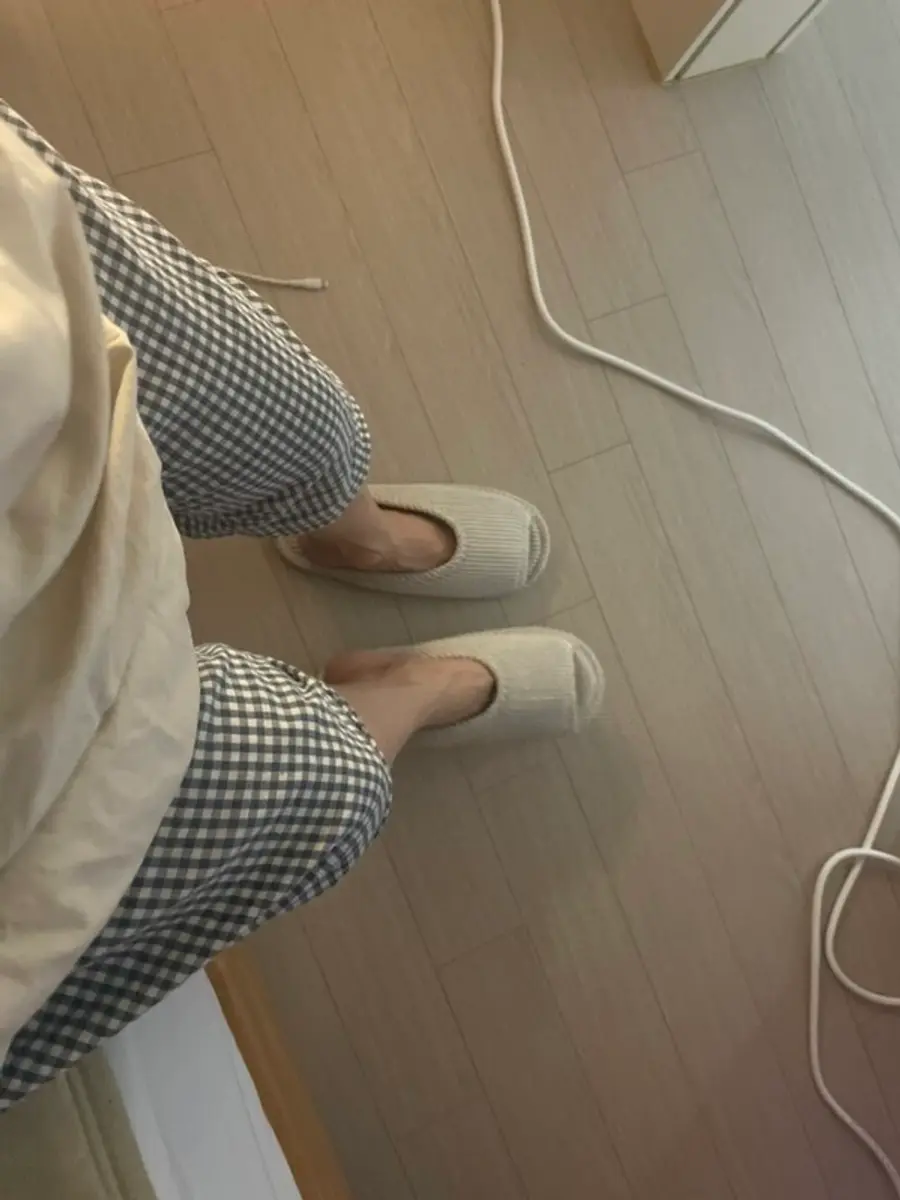 아래층에게는 나도 층간소음 가해자일 수 있다는 사실! 소음방지 슬리퍼는 필수다.