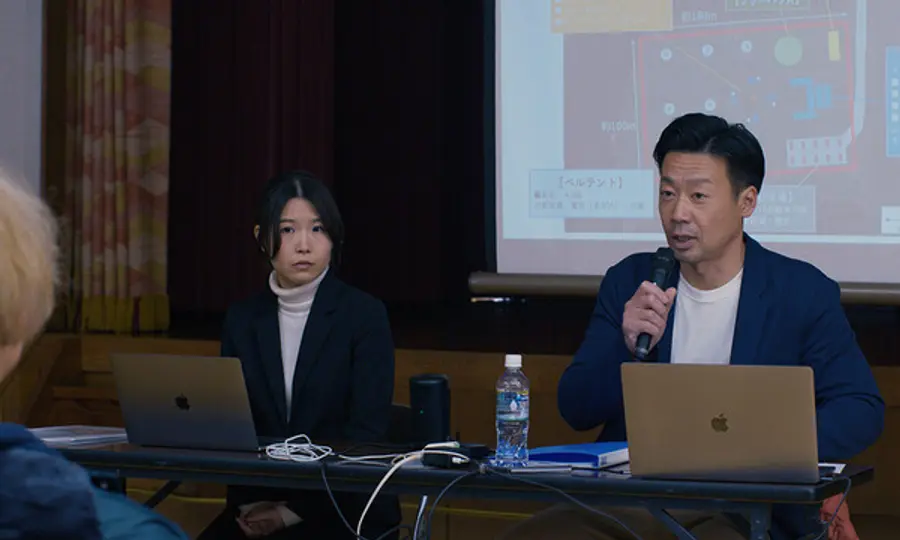 타카하시(오른쪽)과 마유즈미 (〈악은 존재하지 않는다〉 스틸컷)
