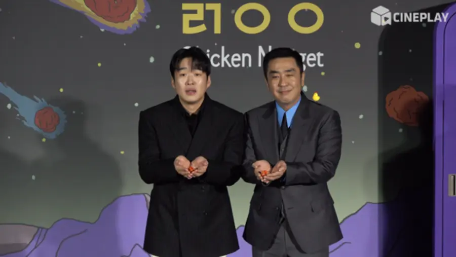 13일 진행된 제작발표회에서의 배우 안재홍, 류승룡. 사진=씨네플레이
