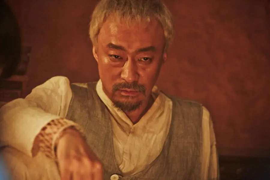 〈손님〉 촌장