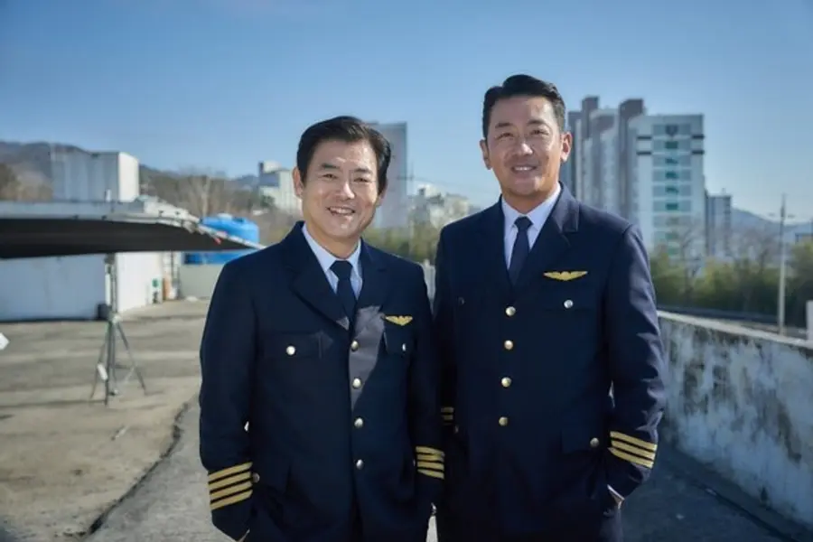 〈하이재킹〉 기장 규식 역의 성동일(왼), 부기장 태인 역의 하정우