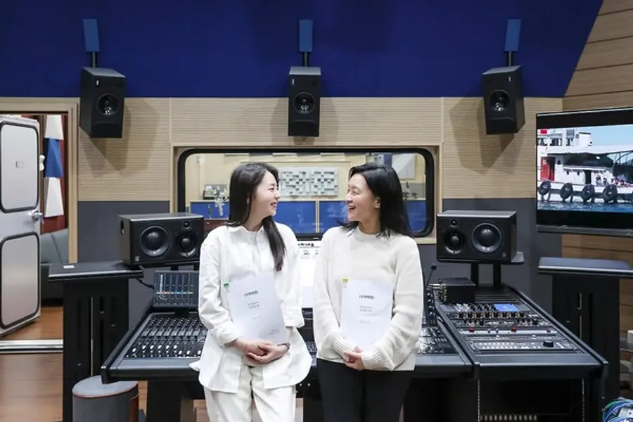 〈수학여행〉배리어프리 버전 녹음 현장. 안소희(왼쪽), 윤가은 감독