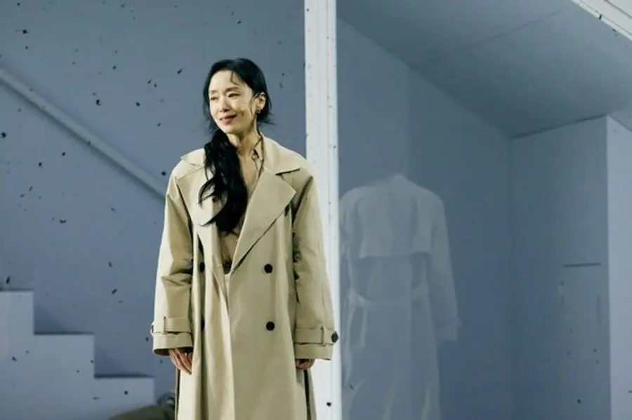 연극 〈벚꽃동산〉속 전도연. 출처 / LG아트센터 서울