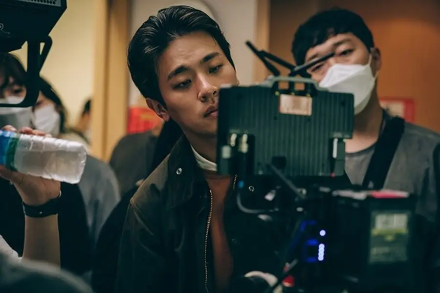 연상호 감독 연출 〈지옥〉 촬영현장의 박정민