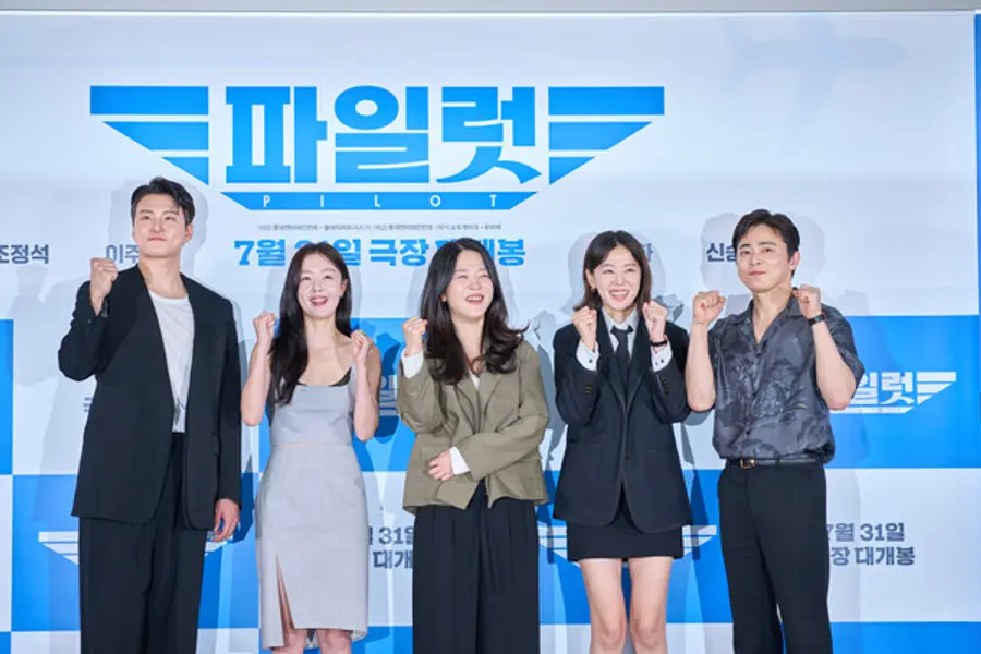 〈파일럿〉 (왼쪽부터) 신승호, 한선화, 김한결 감독, 이주명, 조정석