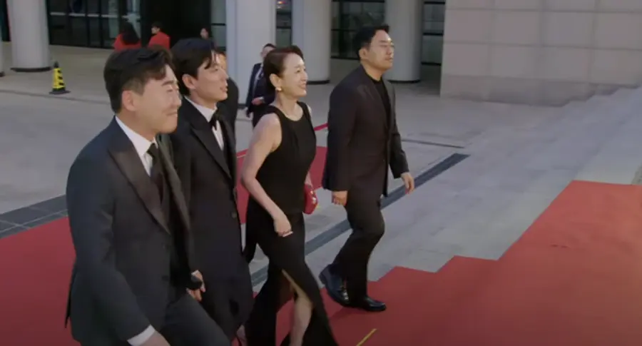 전주국제영화제 레드 카펫 행사에 참여한 〈엄마의 왕국〉 팀(사진=전주국제영화제 유튜브)