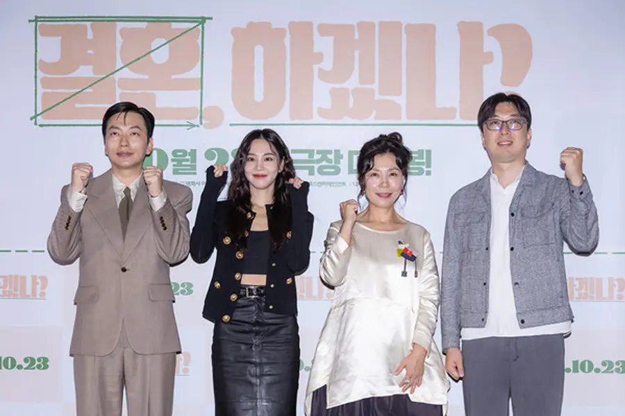 〈결혼, 하겠나?〉 기자간담회 현장. (왼쪽부터) 배우 이동휘, 한지은, 차미경, 김진태 감독. (사진제공=㈜스튜디오 산타클로스엔터테인먼트)