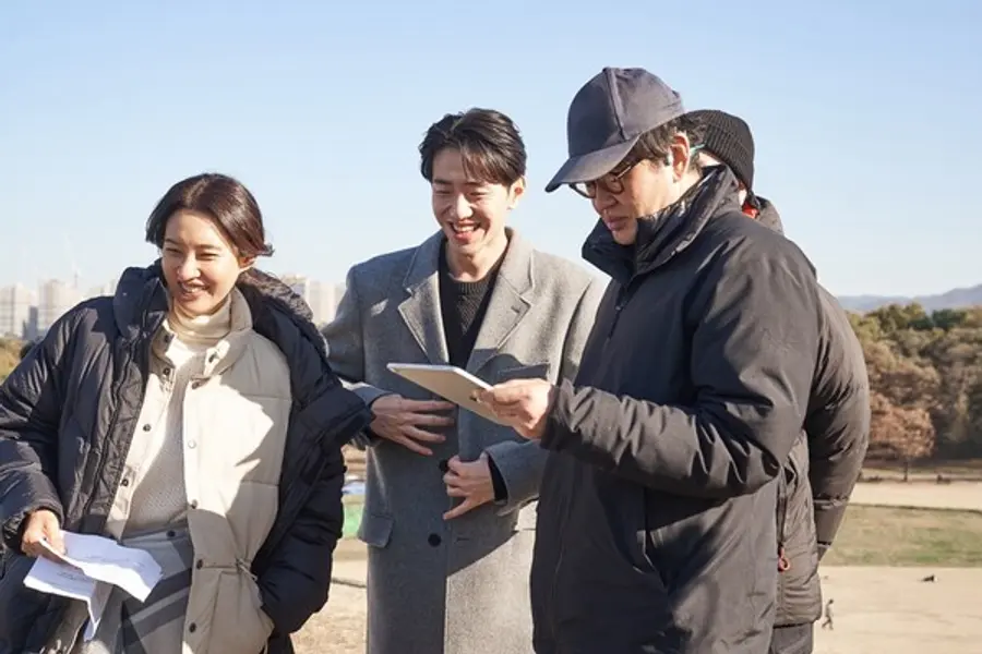 〈대도시의 사랑법〉 촬영현장의 (왼쪽부터) 오현경, 남윤수 배우, 허진호 감독 (사진제공=메리크리스마스)
