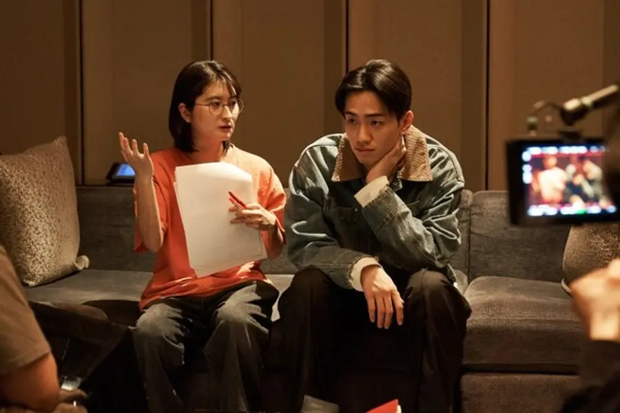 7,8 화〈늦은 우기의 바캉스〉촬영현장의 김세인 감독과 남윤수 배우(오른쪽)