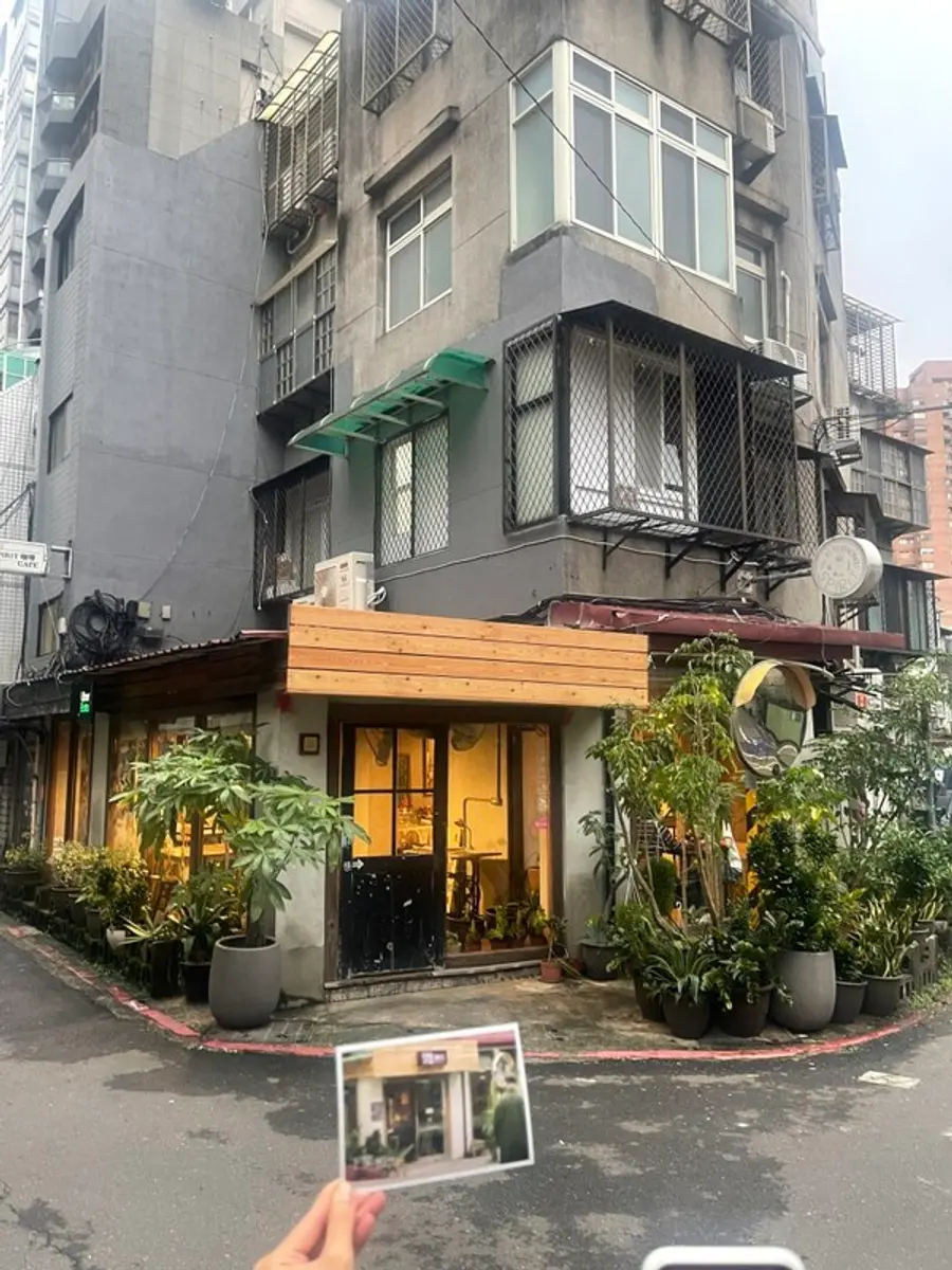 32 카페 촬영지 앞에서 스틸 사진을 들고