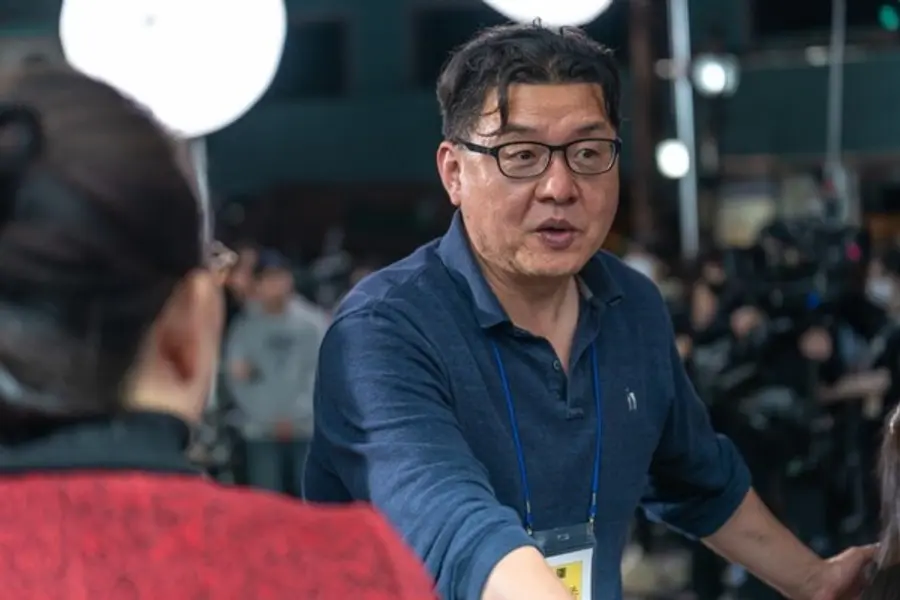 〈대가족〉촬영장의 양우석 감독