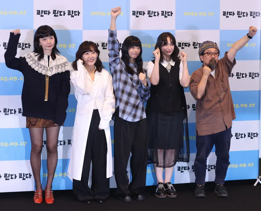 영화 〈린다 린다 린다〉 주역들(서울=연합뉴스) 강민지 기자 = 왼쪽부터 배두나, 마에다 아키, 카시이 유우, 세키네 시오리, 야마시타 노부히로 감독.