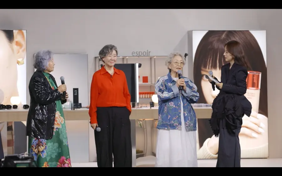 정혜선, 반효정, 김영옥, 이효리(왼쪽부터)