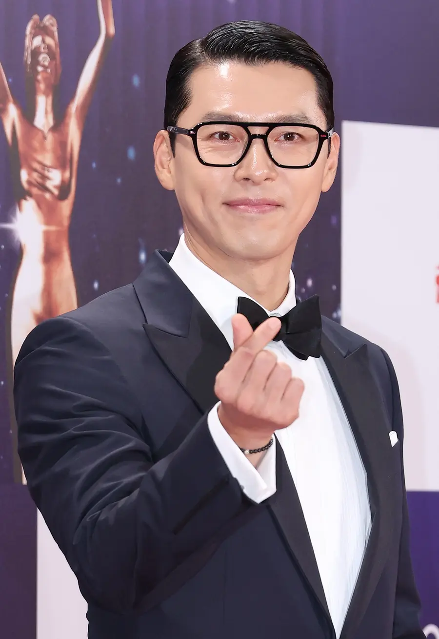 (서울=연합뉴스) 이재희 기자 = 배우 현빈이 19일 서울 영등포구 KBS홀에서 열리는 제46회 청룡영화상 시상식 포토월에서 포즈를 취하고 있다.