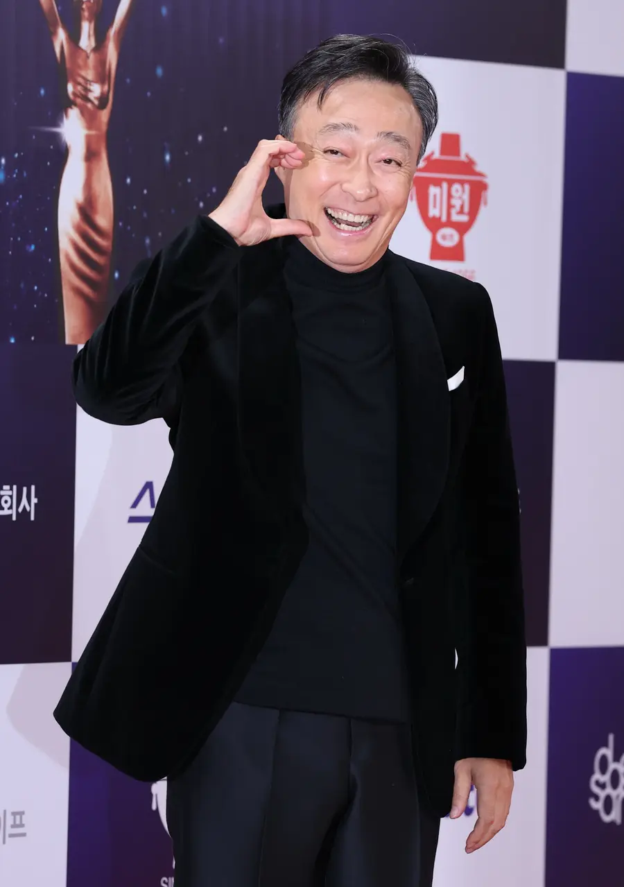(서울=연합뉴스) 이재희 기자 = 배우 이성민이 19일 서울 영등포구 KBS홀에서 열리는 제46회 청룡영화상 시상식 포토월에서 포즈를 취하고 있다.