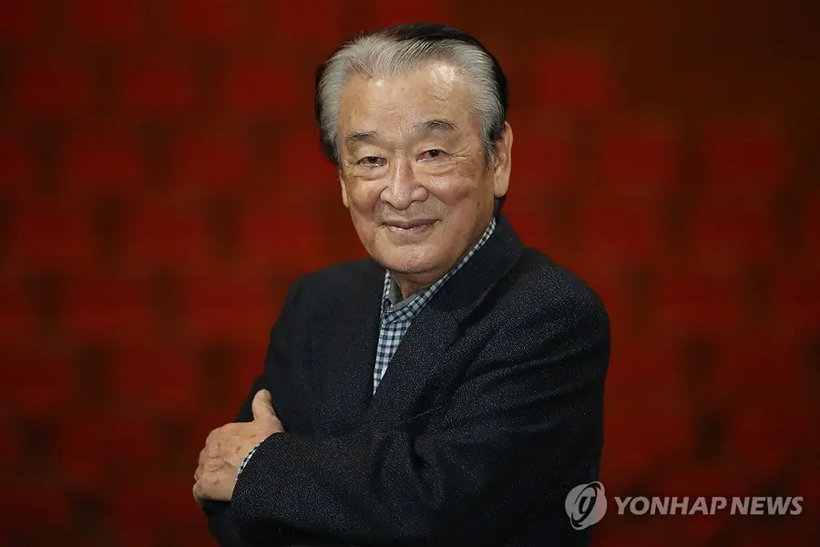 최근까지 연극 '고도를 기다리며를 기다리며'와 KBS 2TV 드라마 '개소리' 등에 출연하며 왕성하게 활동했다. 사진은 2021년 연극 '리어왕' 인터뷰를 마치고 포즈 취하는 배우 이순재 [연합뉴스]