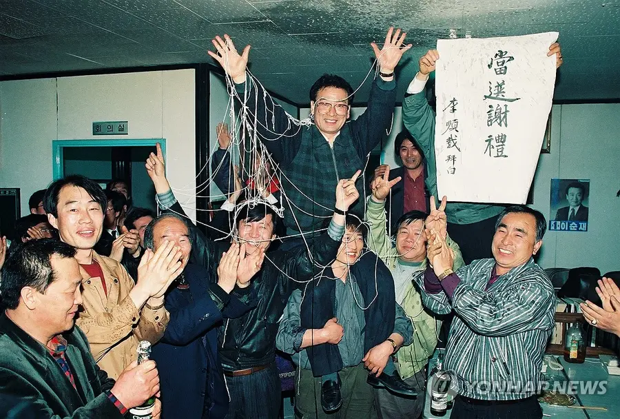 사진은 1992년 14대 총선에서 당시 여당인 민주자유당 후보로 서울 중랑갑 선거구에 출마해 당선 축하를 받는 모습. [연합뉴스]