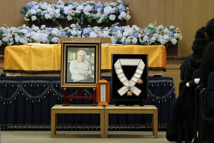 The portrait of the late Lee Soon-jae and the Golden Crown Cultural Medal at the funeral service