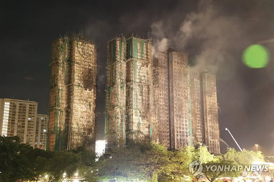 27일(현지시간) 오후 10시 15분께 홍콩 북부 타이포 고층 아파트 단지 '웡 푹 코트'(Wang Fuk Court)에서 회색 연기가 피어오르고 있다.