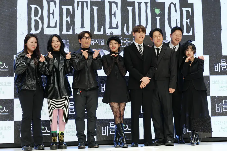 뮤지컬 '비틀쥬스' 제작발표회 (서울=연합뉴스) 류효림 기자 = 심설인 연출(왼쪽부터), 김수빈 작가, 이창호 작가, 장민제 배우, 김준수, 정원영, 정성화, 홍나현이 1일 서울 강남구 엘리에나 호텔에서 열린 뮤지컬 〈비틀쥬스〉 제작발표회에서 포즈를 취하고 있다.