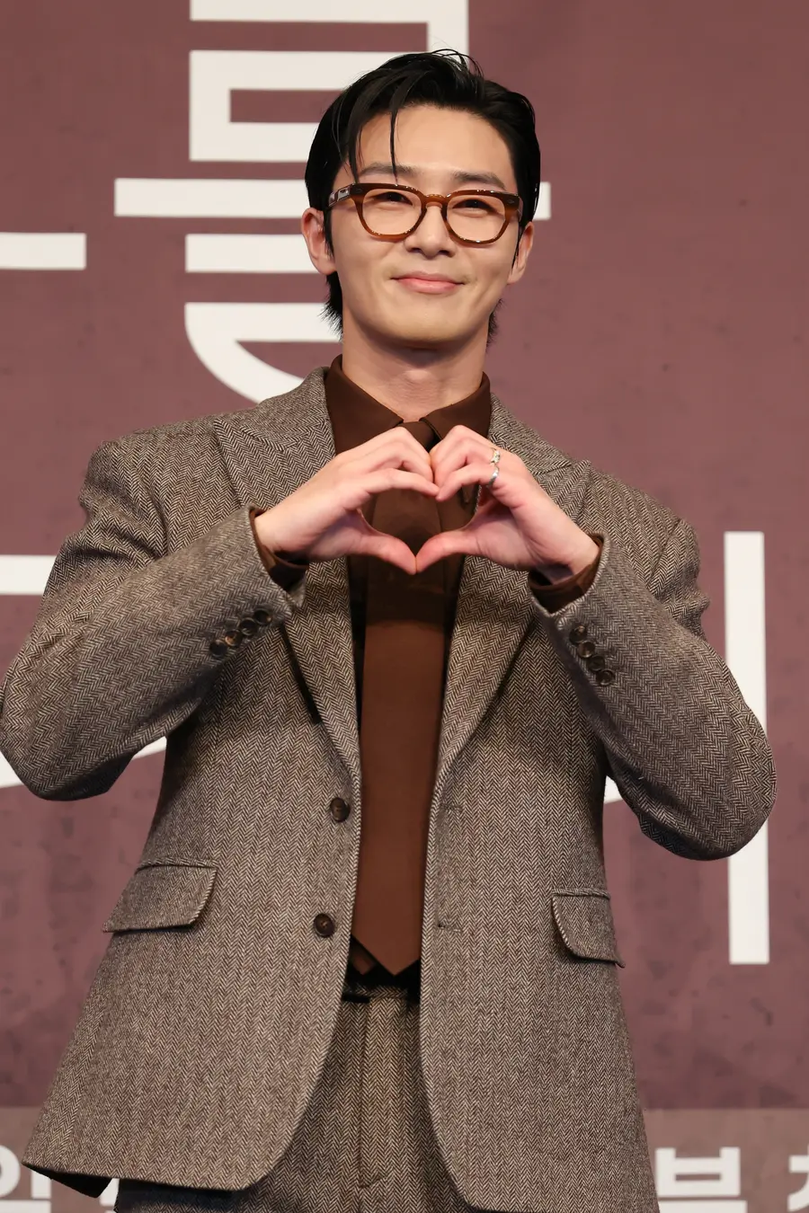 '경도를 기다리며' 제작발표회 박서준 하트 [연합뉴스]