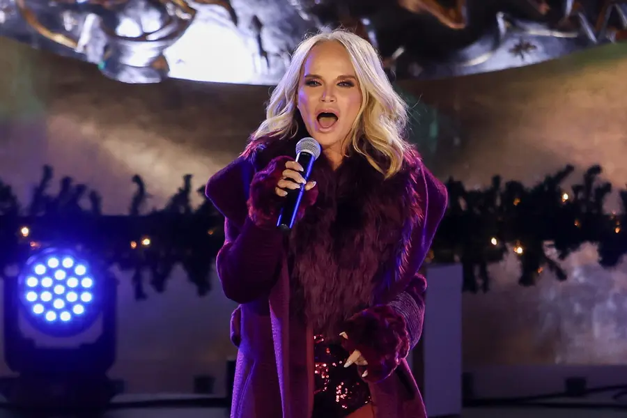 epa12568367 US singer and actor Kristin Chenoweth (C) performs during the Rockefeller Christmas tree lighting ceremony in New York, New York, USA, 03 December 2025. EPA/SARAH YENESEL